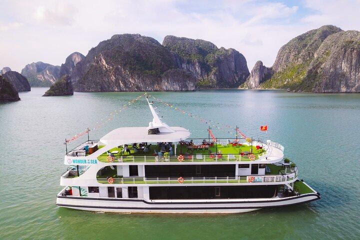 Halong Bay Premium Cruise med jacuzzi, kajak og naturskøn udsigt