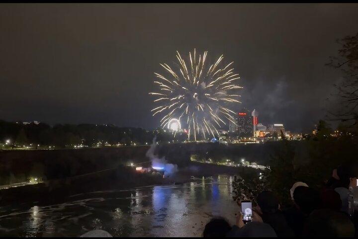 Niagara EUA Side Iluminação de arco-íris e passeio a pé de fogos de artifício