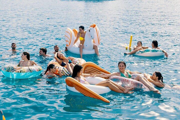 Athènes : Croisière d'une journée avec DJ, déjeuner et boissons incl.