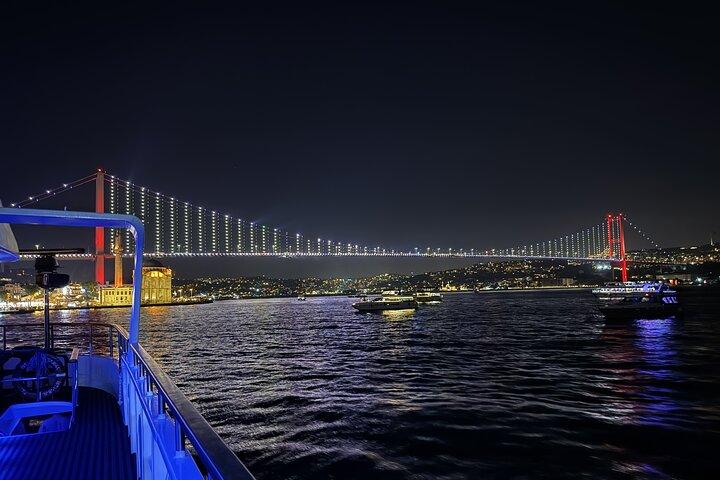Luces nocturnas del Bósforo : Crucero guiado con té y galletas