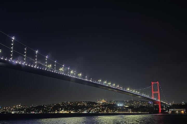 Luces nocturnas del Bósforo : Crucero guiado con té y galletas