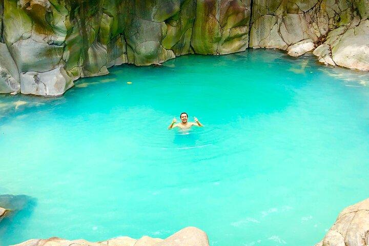 Excursion privée aux 7 chutes d'eau bleues de Bajos del Toro au départ de San José