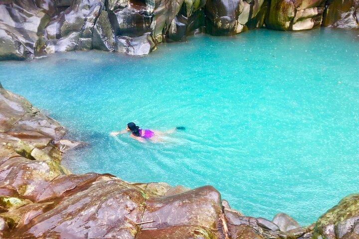 Excursion privée aux 7 chutes d'eau bleues de Bajos del Toro au départ de San José