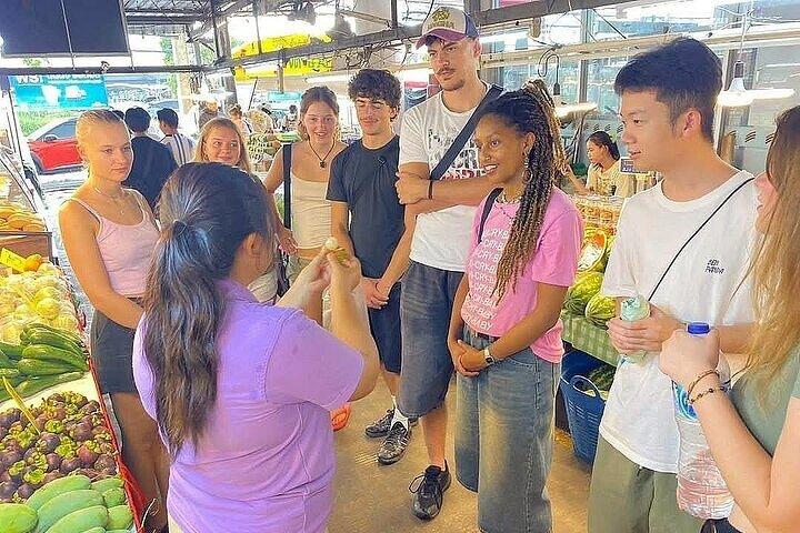 Kochkurs am Vormittag Chiang Mai Besuchen Sie den Bio-Garten und -Markt