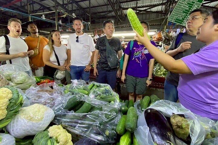 Kochkurs am Vormittag Chiang Mai Besuchen Sie den Bio-Garten und -Markt