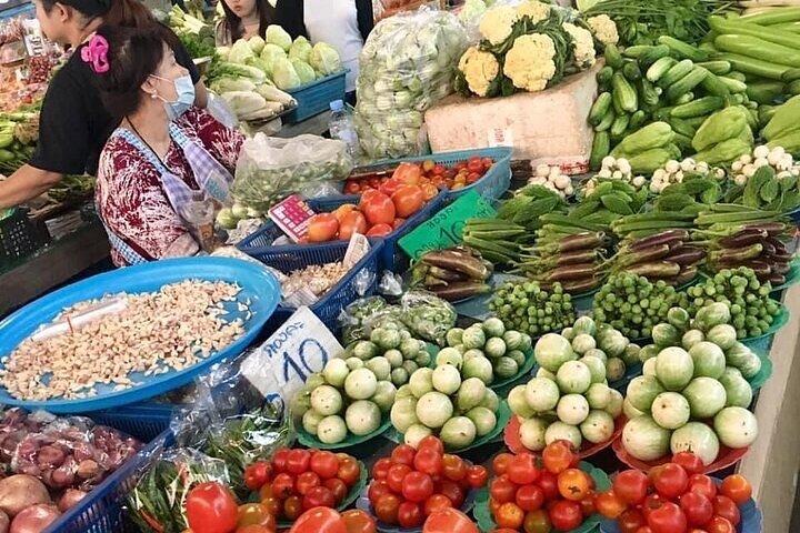 Kochkurs am Vormittag Chiang Mai Besuchen Sie den Bio-Garten und -Markt