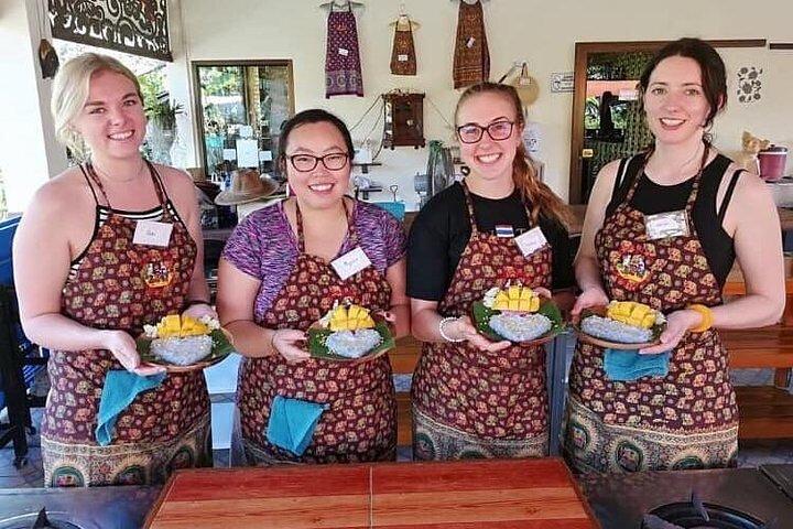 Kochkurs am Vormittag Chiang Mai Besuchen Sie den Bio-Garten und -Markt
