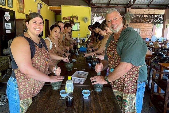 Kochkurs am Vormittag Chiang Mai Besuchen Sie den Bio-Garten und -Markt