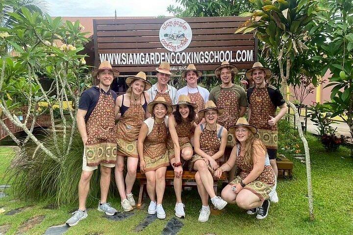 Kochkurs am Vormittag Chiang Mai Besuchen Sie den Bio-Garten und -Markt