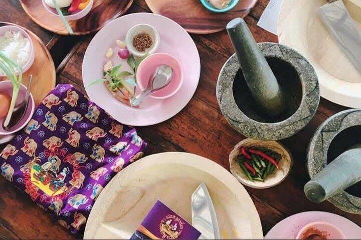 Kochkurs am Vormittag Chiang Mai Besuchen Sie den Bio-Garten und -Markt