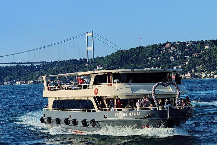 La Hora Dorada de Estambul: Crucero al atardecer por el Bósforo en barco