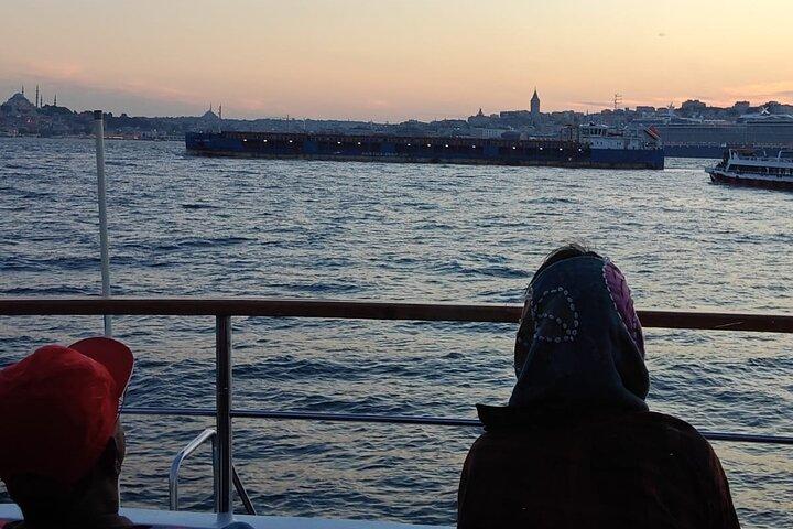 La Hora Dorada de Estambul: Crucero al atardecer por el Bósforo en barco