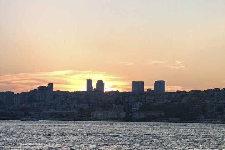 La Hora Dorada de Estambul: Crucero al atardecer por el Bósforo en barco