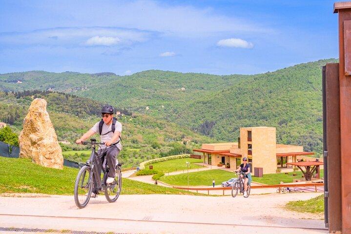 Florencia : Tour en E-Bike a un pueblo toscano con aceite de oliva o piscina