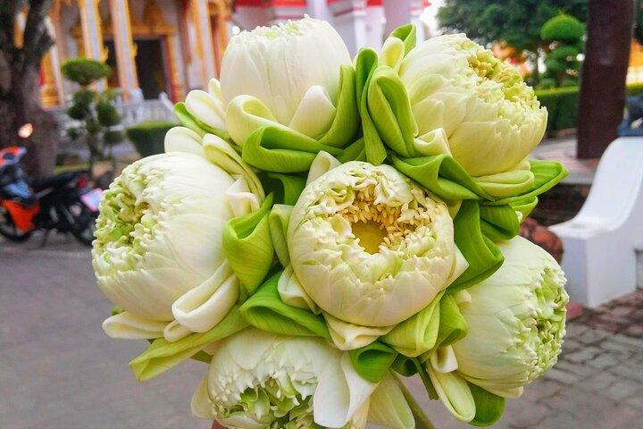 Privat morgenceremoni i Wat Chalong (Chaithararam-templet)