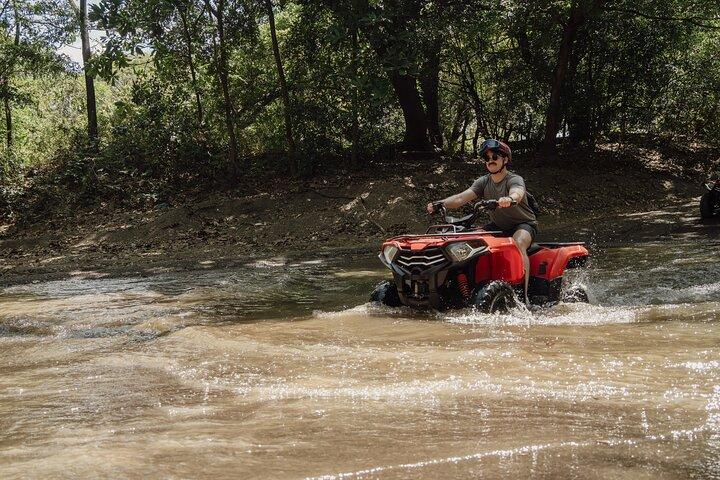 タマリンド山脈を巡るATVアドベンチャーとジップライン