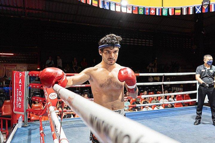 プーケット発パトンボクシングスタジアムのムエタイ戦士ナイト