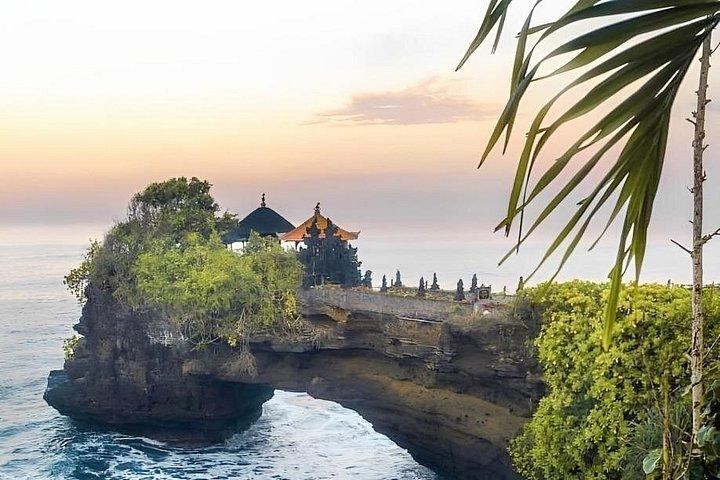 ウブド・ティルタ・エンプル寺院とタナロット・サンセット体験
