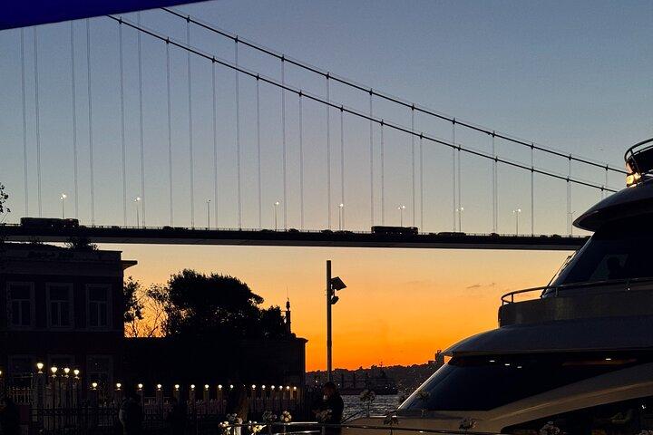 La Hora Dorada de Estambul: Crucero al atardecer por el Bósforo en barco