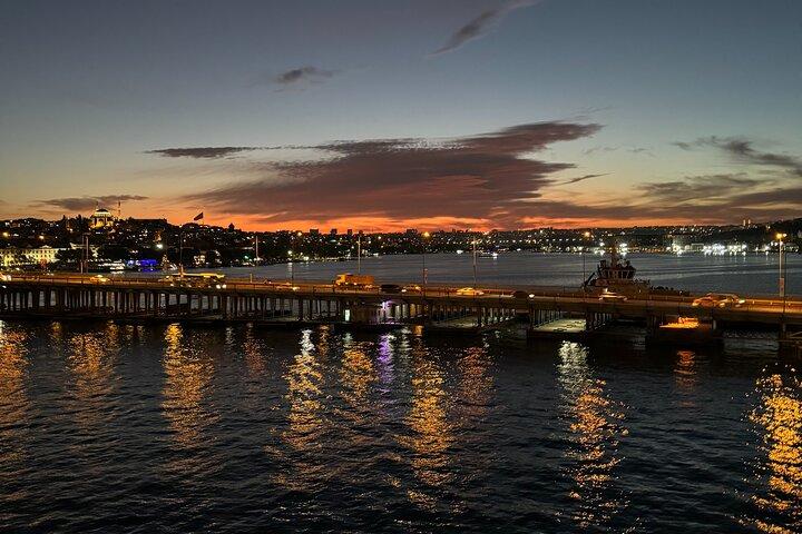 La Hora Dorada de Estambul: Crucero al atardecer por el Bósforo en barco
