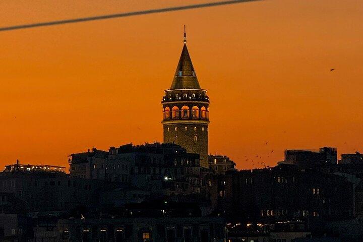 La Hora Dorada de Estambul: Crucero al atardecer por el Bósforo en barco