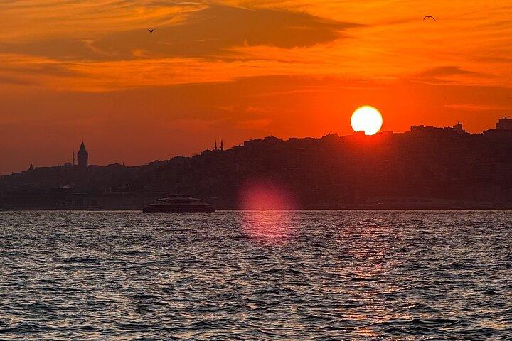 La Hora Dorada de Estambul: Crucero al atardecer por el Bósforo en barco