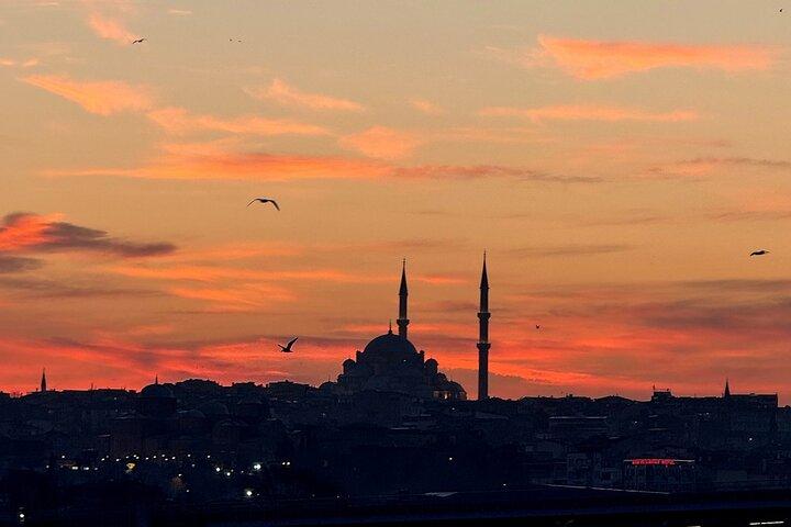 La Hora Dorada de Estambul: Crucero al atardecer por el Bósforo en barco