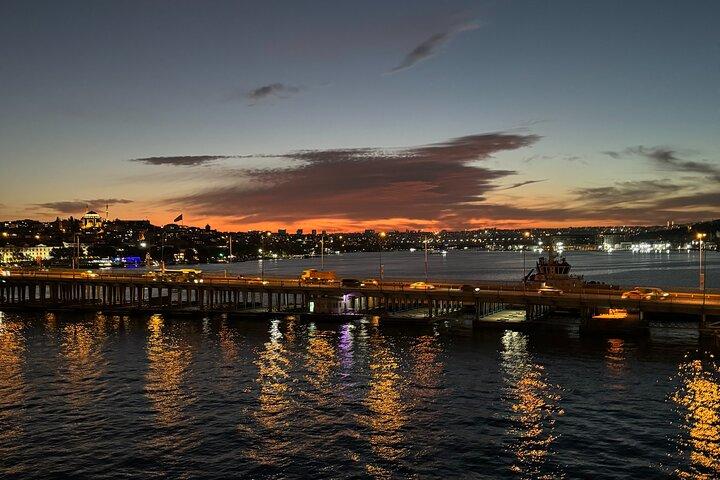 La Hora Dorada de Estambul: Crucero al atardecer por el Bósforo en barco