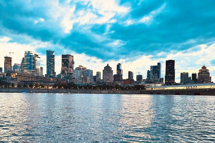 Privécruise op een elektrische pontonboot in de oude haven van Montreal.