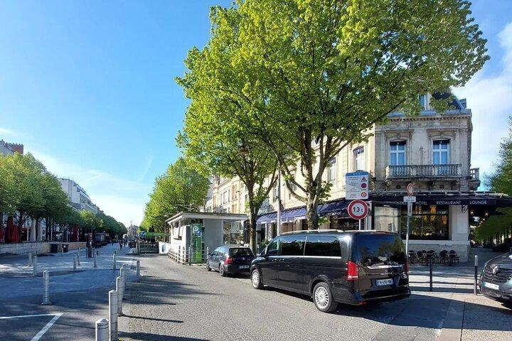 Privétransfer van Parijs City of CDG naar Caen of Bayeux