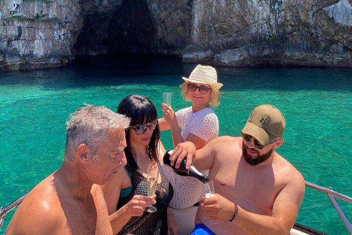 Blue Cave en Onze-Lieve-Vrouw van de Rotsen Privéboottocht tot 6 personen