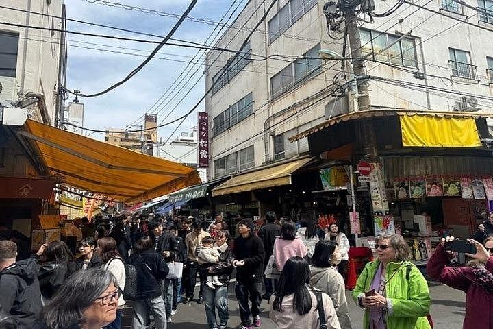 スキップ・ザ・ライン: 築地市場グルメツアー 地元の味を味わう