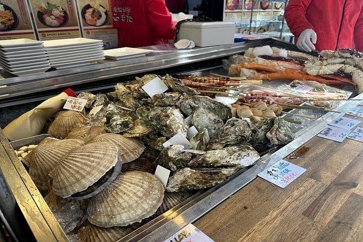 スキップ・ザ・ライン: 築地市場グルメツアー 地元の味を味わう