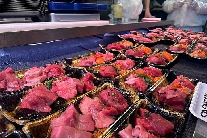 スキップ・ザ・ライン: 築地市場グルメツアー 地元の味を味わう