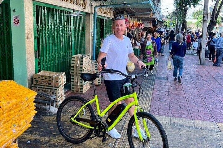 Tour notturno di Bangkok in e-bike alle luci del Grand Palace