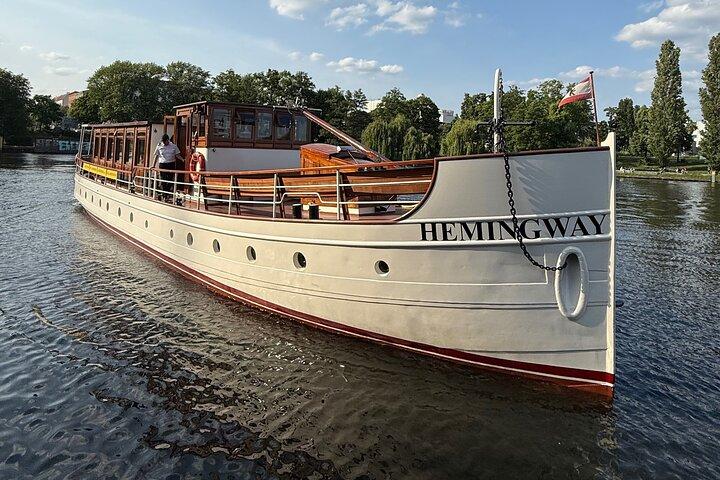 Passeio turístico de barco em um navio histórico em Berlim