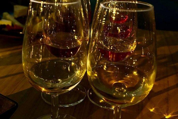 ヴェネタノスワイナリーでのディナー付きサントリーニプライベートワインテイスティング