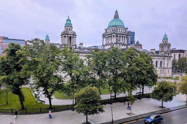 Tour a pie por la historia real de Belfast con un guía local