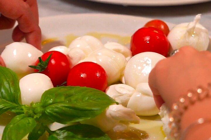 Florence: Elaboración de Queso Mozzarella con Vino y Comida Catas
