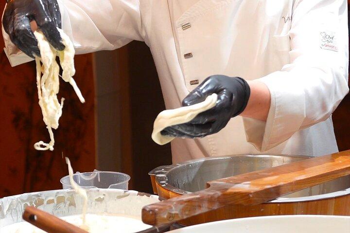 Florence: Elaboración de Queso Mozzarella con Vino y Comida Catas