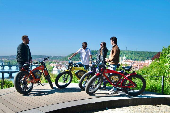 TOUR EN BICICLETA: 10 Monumentos y miradores imprescindibles en Praga 1-8per.