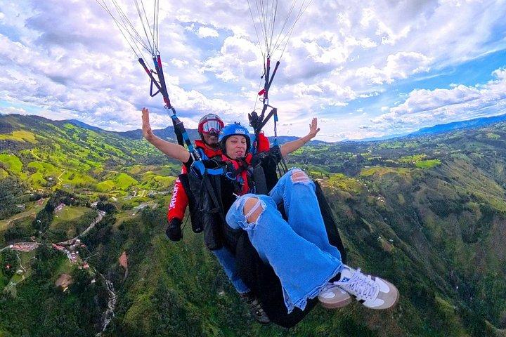 Paragliding in Medellin with professional pilots