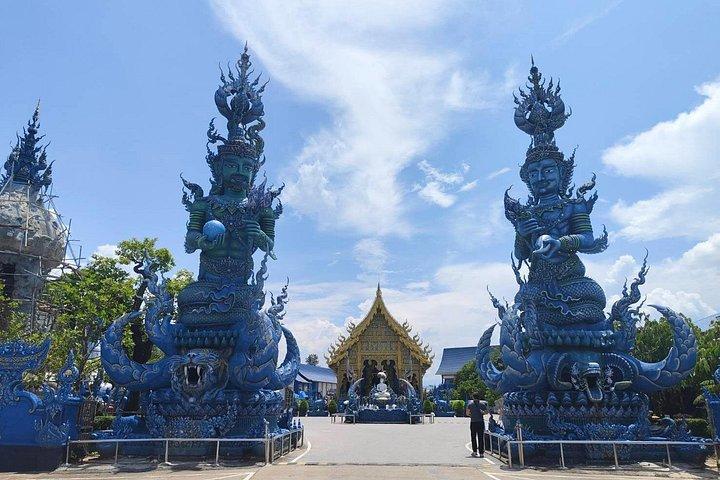 チェンマイ発チェンライ日帰りツアー：赤・白・青寺院