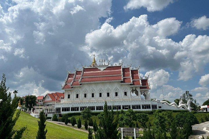 チェンマイ発チェンライ日帰りツアー：赤・白・青寺院