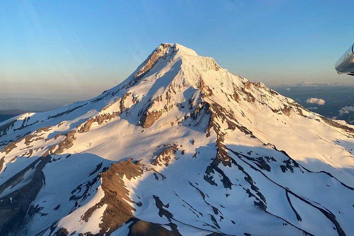 エンヴィ・アドベンチャーズによるフッド山とマルトノマ滝のエアツアー