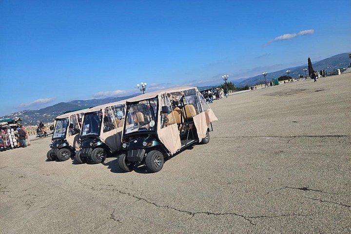 フィエーゾレとローマ劇場へのプライベートゴルフカートツアー