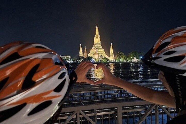 Tour notturno di Bangkok in e-bike alle luci del Grand Palace
