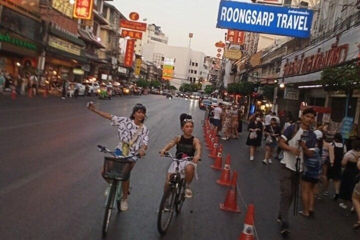 Tour notturno di Bangkok in e-bike alle luci del Grand Palace