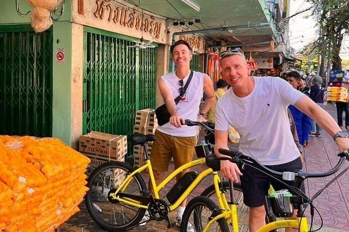 E-Bikeでグランドパレスの灯りを巡るバンコクナイトツアー