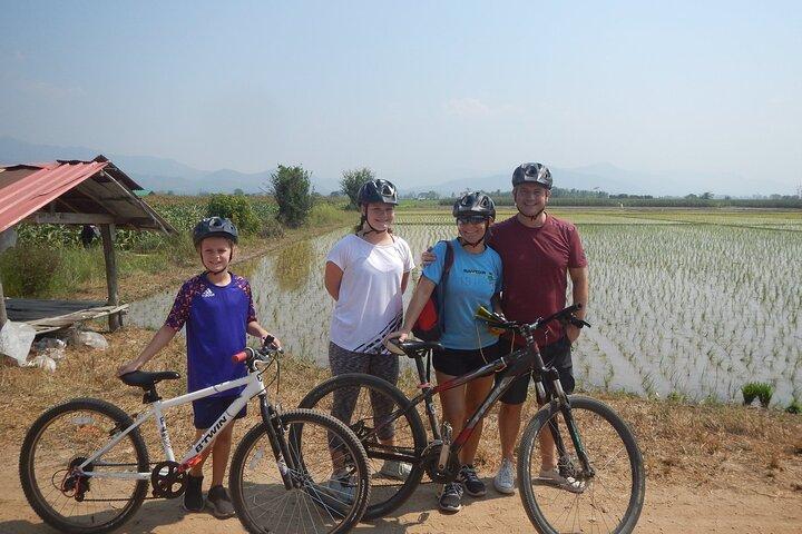 メーピン川沿いチェンマイ田んぼ自転車ツアー